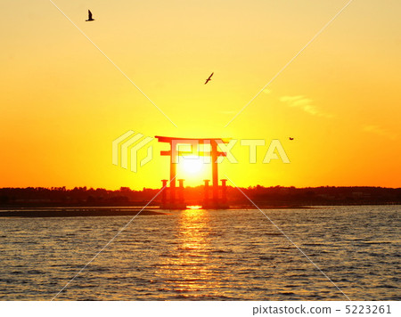 Torii at Benten-jima dyed in sunset 5223261