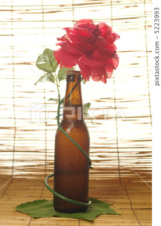 啤酒箱和紅玫瑰花 5223993