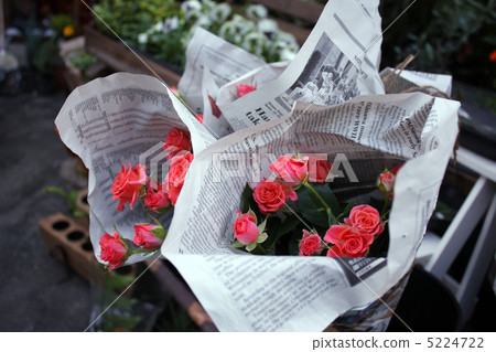 A bouquet of roses wrapped in English letters A bouquet of roses wrapped in English letters 5224722