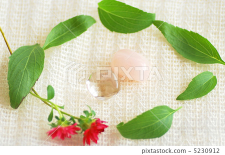 水晶和玫瑰石英 水晶和玫瑰石英 5230912