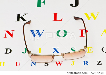 Opical glasses over the eye test table Opical glasses over the eye test table 5232230
