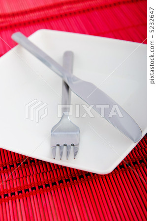 Empty plate with utensils Empty plate with utensils 5232647