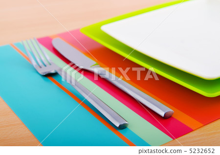 Empty plate with utensils 5232652