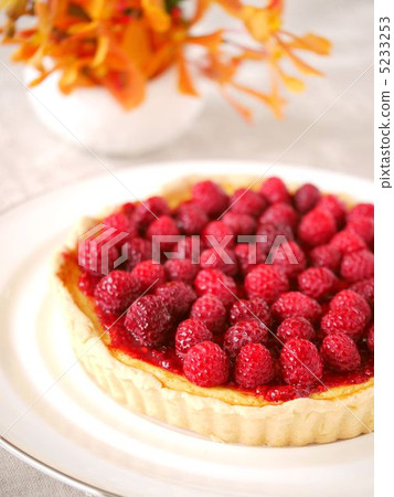 Raspberry's tart osinidium has flowered (vertical image) 5233253