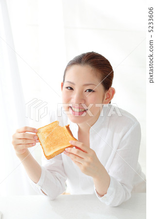 女孩吃吐司 5233606