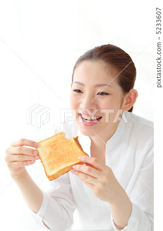 Girl eating toast Girl eating toast 5233607