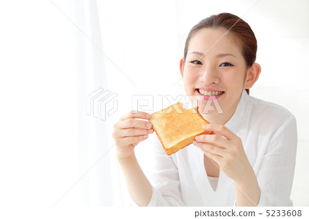 女孩吃吐司 女孩吃吐司 5233608