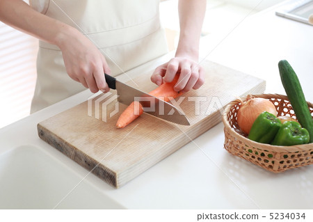 Cut the carrot Cut the carrot 5234034
