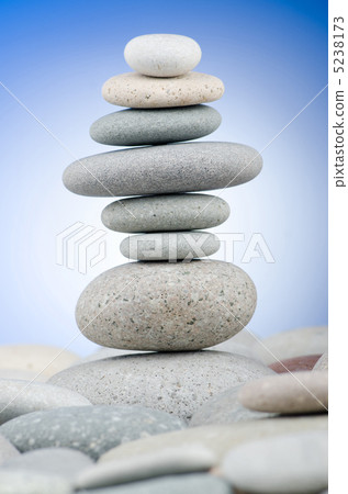 Pebbles stack against gradient background 5238173