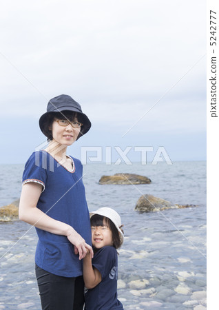 在海裡游泳(母女) 在海裡游泳(母女) 5242777