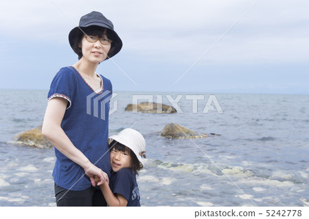 在海裡游泳(母女) 在海裡游泳(母女) 5242778