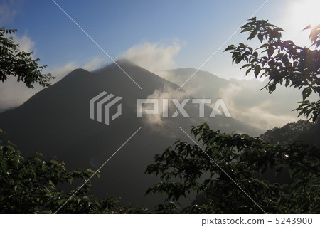 Tenkawa村莊的山脈早晨 5243900