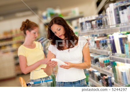 Shopping series - Brown hair woman in a supermarket 5244297