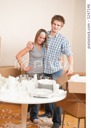 Moving house: Happy man and woman with box 5247146