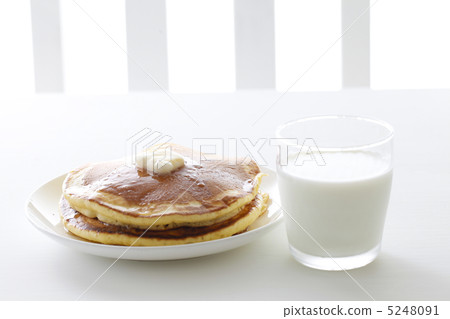 Hot cake and milk 5248091