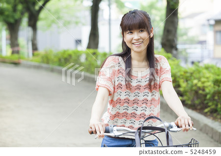 騎自行車的女人 5248459
