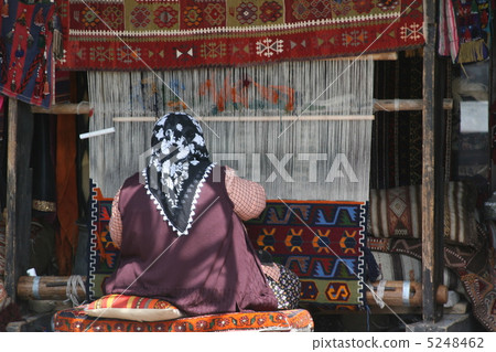 編織土耳其地毯的婦女 編織土耳其地毯的婦女 5248462