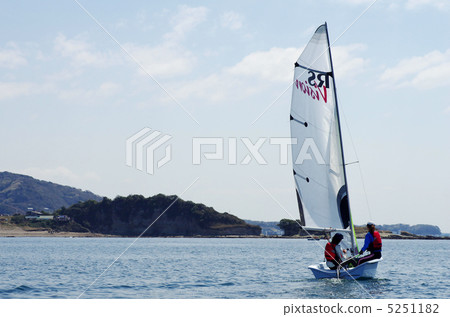 景觀與一艘遊艇 5251182