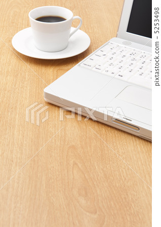膝上型計算機和咖啡杯在桌上 膝上型計算機和咖啡杯在桌上 5253498