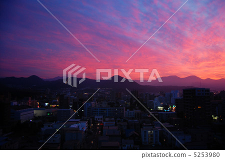 Mountain ranges and sunsets of Sapporo triangle 5253980