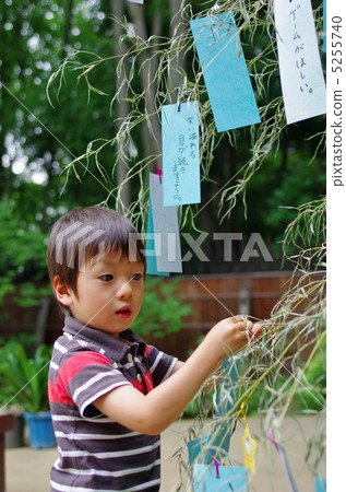 竹子裝飾和兒童在Tanabata 竹子裝飾和兒童在Tanabata 5255740