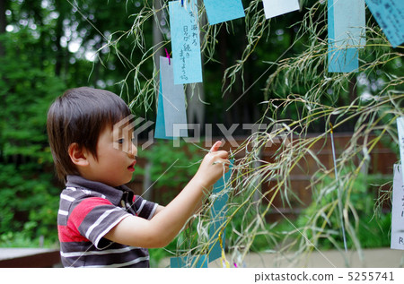 竹子裝飾和兒童在Tanabata 竹子裝飾和兒童在Tanabata 5255741
