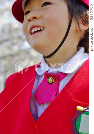 Cherry blossoms and kindergarten children 5255760