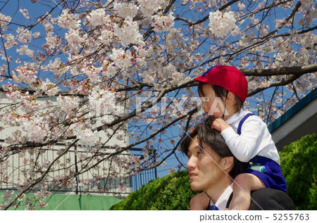 帶幼兒園孩子的父親 帶幼兒園孩子的父親 5255763