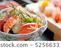 Bowl of rice topped with sashimi  5256633