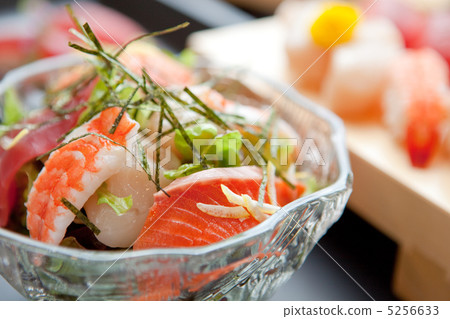 Bowl of rice topped with sashimi  5256633