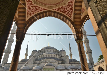 Front of Sultan Ahmet · Jamie, a large dome with a height of 43 m rises Front of Sultan Ahmet · Jamie, a large dome with a height of 43 m rises 5257356