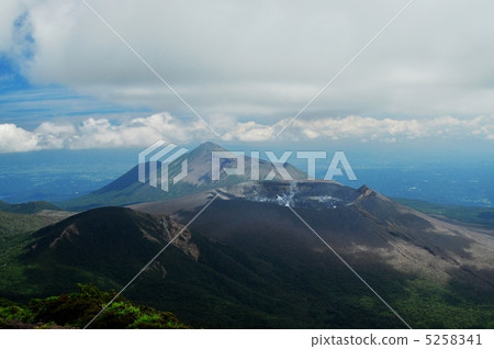 Takachiho Peak and Shinmoi-dake wishing from the mountaintop of Korea Mountain in Kirishimayama style Takachiho Peak and Shinmoi-dake wishing from the mountaintop of Korea Mountain in Kirishimayama style 5258341
