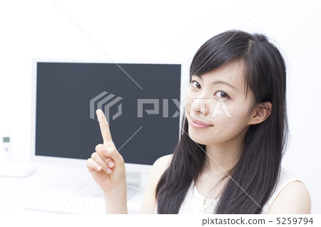 指向顯示器的婦女 5259794