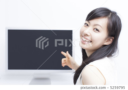 指向顯示器的婦女 5259795