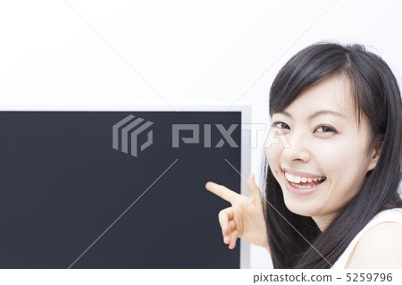 指向顯示器的婦女 5259796