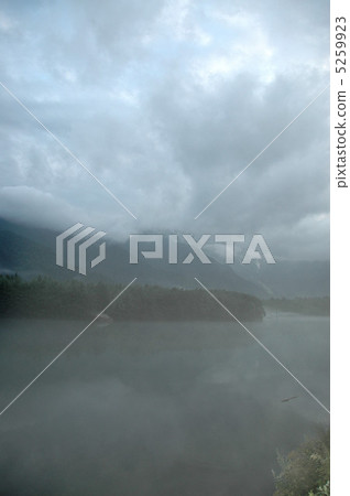 清晨悼念Kamikochi Taisho池塘 清晨悼念Kamikochi Taisho池塘 5259923