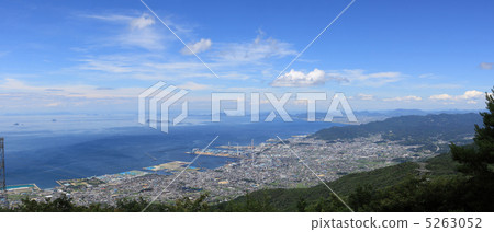 Central area of Shikoku central city and Shinnakamizu from Shurewanfeng. Distant view is Kanonji City · Mifune City. 5263052