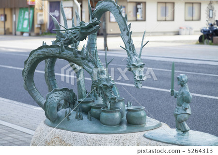 Susanohonomikoto and Yamata no Orochi Susanohonomikoto and Yamata no Orochi 5264313