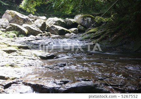 紅眼睛的瀑布 5267552