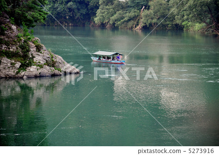 River descending in a boat 5273916