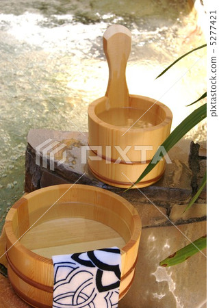 Healing in Japanese · Hot Springs: Hot water tub and handsheet in stone bathtub · Vertical position oblique view 5277421