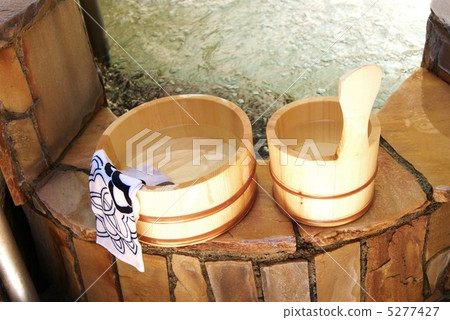 日本療法·溫泉:石頭浴缸中的熱水浴缸和洗手盆·水平位置斜視圖 日本療法·溫泉:石頭浴缸中的熱水浴缸和洗手盆·水平位置斜視圖 5277427