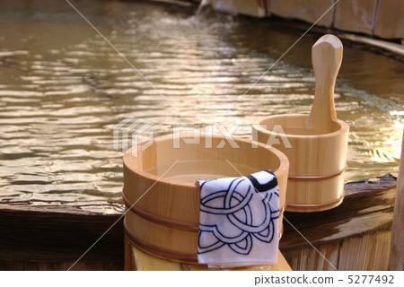 Healing in Japanese · Hot Springs: Hinoki's hot water tub and hand-held bar · Horizontal position in Hinoki bath Healing in Japanese · Hot Springs: Hinoki's hot water tub and hand-held bar · Horizontal position in Hinoki bath 5277492