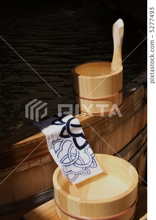 Healing in Japanese · Hot Springs: Hinoki's Hot Water Tank and Hand Tank in Hinoki Bath · Vertical Position 5277493