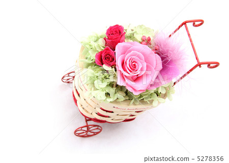Preserved flower arrangement (rose · hydrangea · pepper berry + flower basket) 5278356