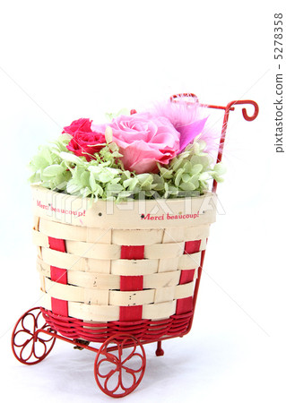 Preserved flower arrangement (rose · hydrangea · pepper berry + flower basket) 5278358