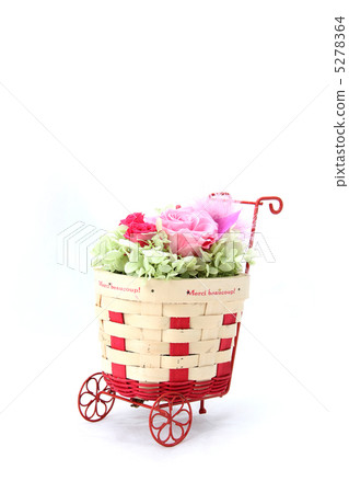 Preserved flower arrangement (rose · hydrangea · pepper berry + flower basket) 5278364