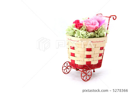 Preserved flower arrangement (rose · hydrangea · pepper berry + flower basket) 5278366