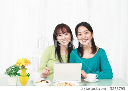 觀看計算機的兩名婦女 5278793