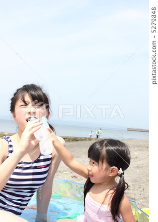 Sister drinking ramne in the sea Sister drinking ramne in the sea 5279848